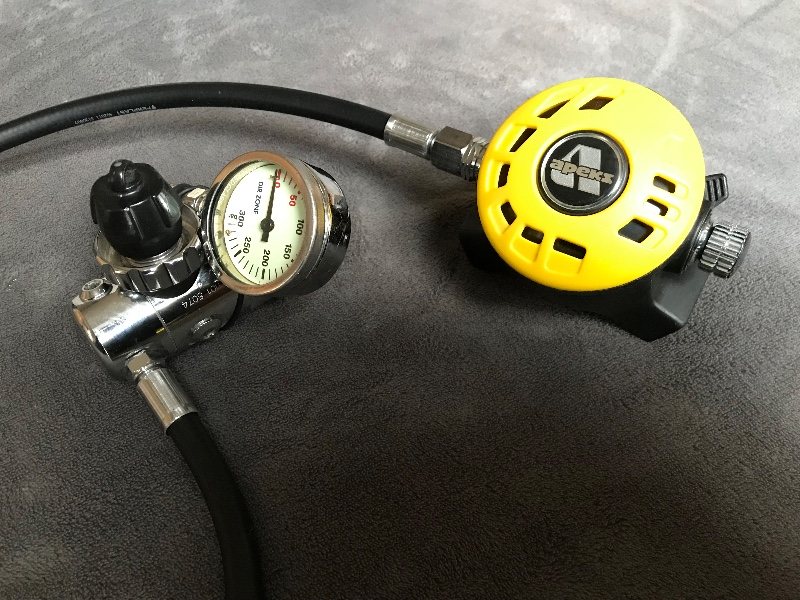 Regulator Apeks DST/TX50 with DIRZONE Fini, barely submerged, freshwater only 