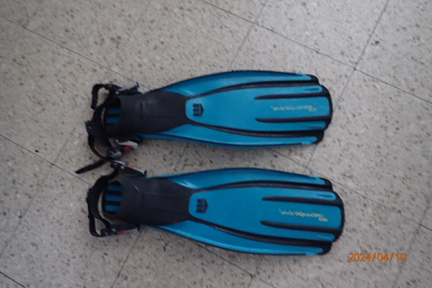 Basic Equipment Mares Quattro Tackle Fins in small