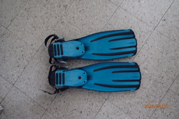 Basic Equipment Mares Quattro Tackle Fins in small