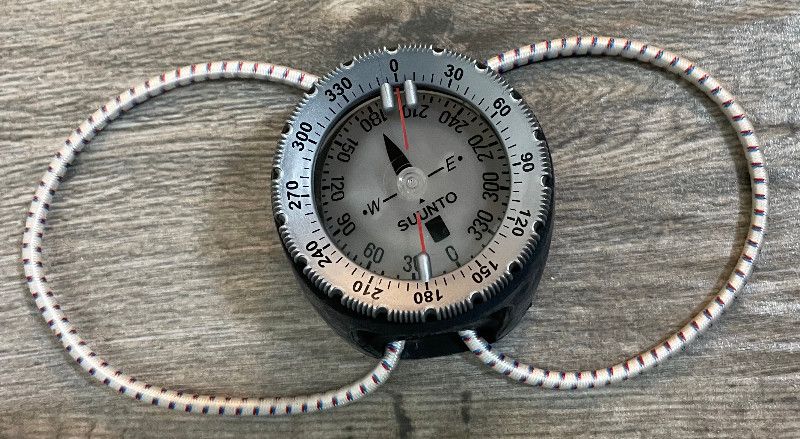 Tauchausrüstung Suunto SK7 Kompass mit Bungeecords