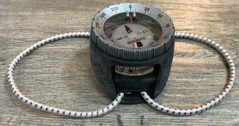 Tauchausrüstung Suunto SK7 Kompass mit Bungeecords